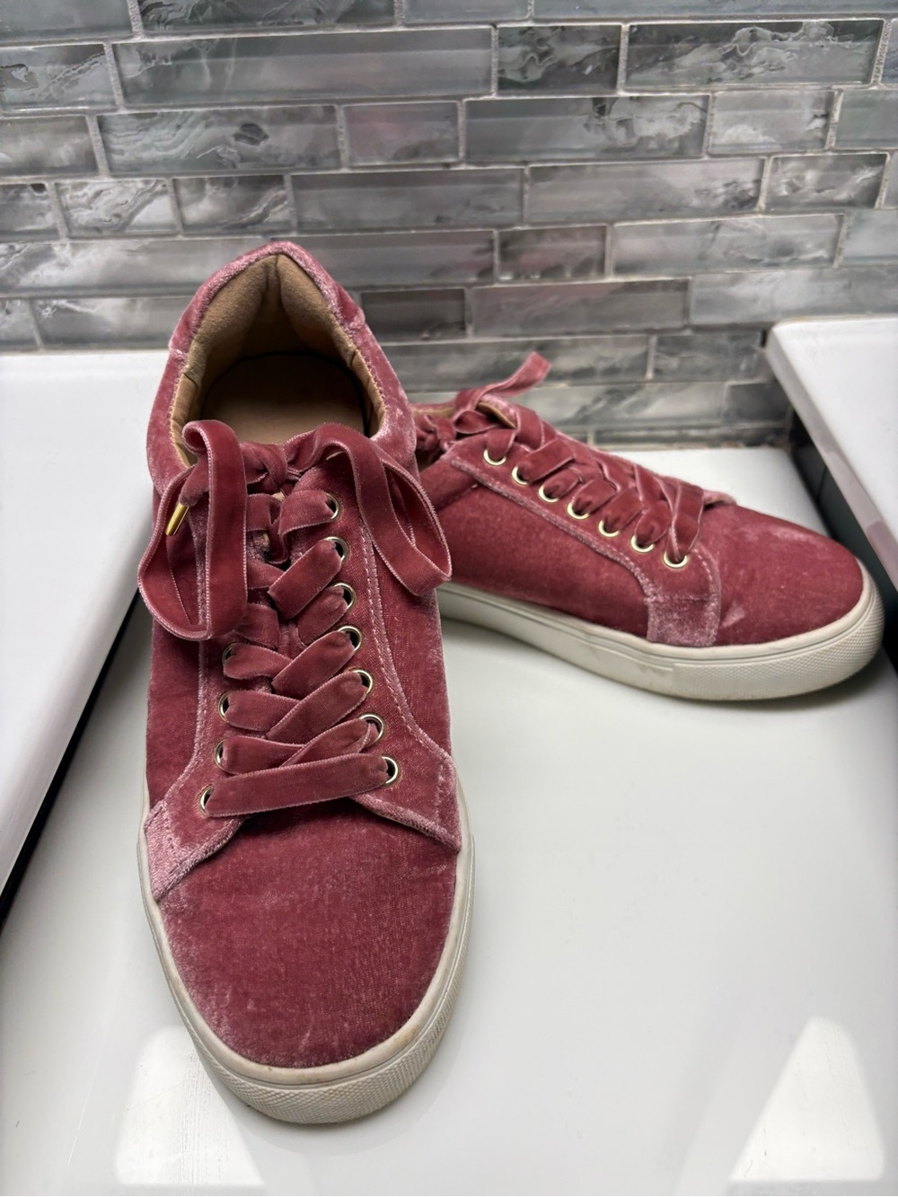 Gianvito Rossi Pink Velvet Loft Low Top Sneakers Size 36
US 5.5. Excellent Cond.